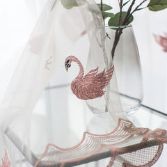 Cortina Personalizada de Gasa Blanca Averi con Cisne Rosa Cortina Personalizada de Gasa Blanca Averi con Cisne Rosa