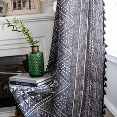 Kora Schwarze Geometrische Boho Lichtdurchlässige Maßgeschneiderte Vorhänge mit Quasten Kora Schwarze Geometrische Boho Lichtdurchlässige Maßgeschneiderte Vorhänge mit Quasten