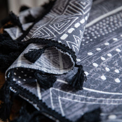 Kora Schwarze Geometrische Boho Lichtdurchlässige Maßgeschneiderte Vorhänge mit Quasten Kora Schwarze Geometrische Boho Lichtdurchlässige Maßgeschneiderte Vorhänge mit Quasten