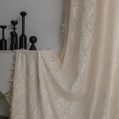 Rosa weiße transparente Gardine mit hohlem Blumenösenmuster, maßgeschneidert Rosa weiße transparente Gardine mit hohlem Blumenösenmuster, maßgeschneidert