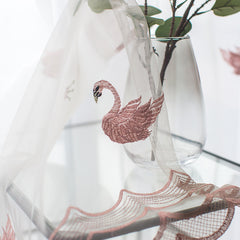 Cortina personalizada transparente de gasa blanca Averi con cisne rosa