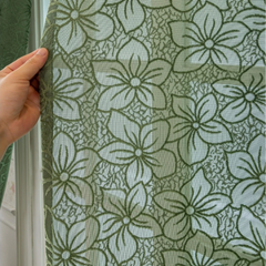 Kehlani specialfremstillet transparent gardin med blomsterjacquard i olivengrønne nuancer