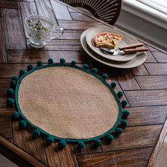 Brauner Naya-Tischläufer mit grünen Quasten